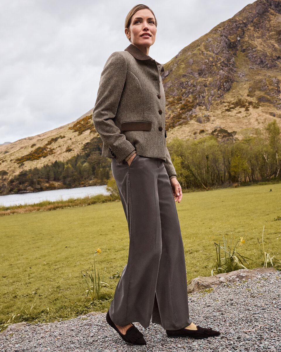 Highmoor Herringbone jacket with velvet details (Beige/Brown)