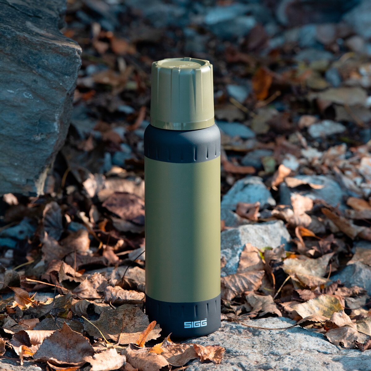 SIGG Alpine Star Thermo dzeršanas pudele 1.0 L (grauzdēti zaļa)