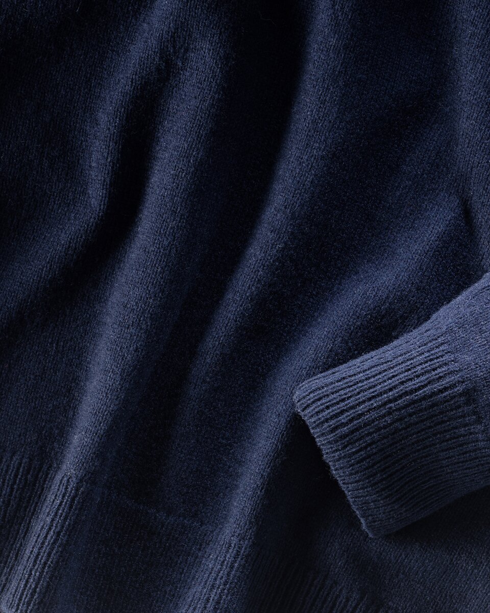 Highmoor V-neck sweater made of lambswool (Marine)