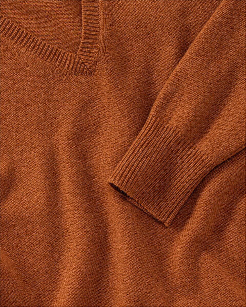 Highmoor V sweater (Reddish brown)